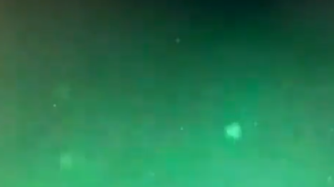 صحون طائرة في السماء(صورة)