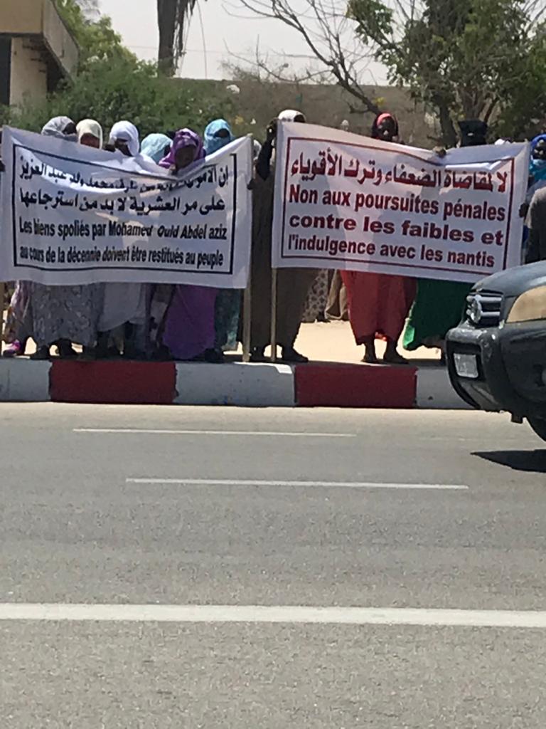 الشعب يدخل على خط المطالبة بمحاكمة رئيس فساد العشرية (صور)