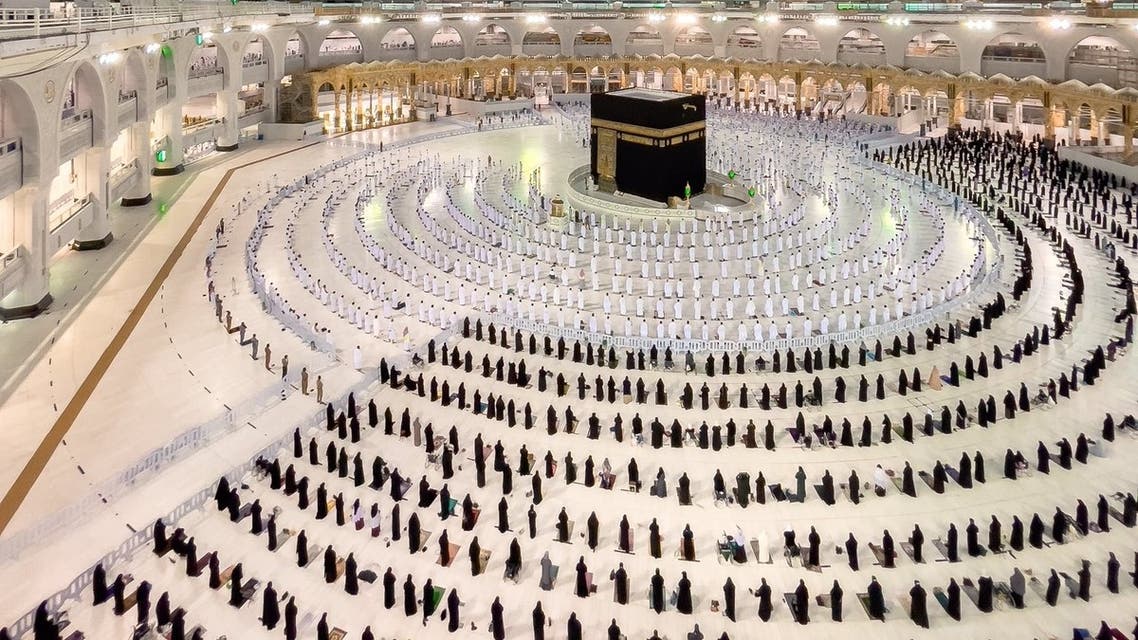صورة تخطف القلوب للمصلين في المسجد الحرام