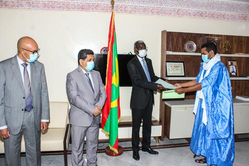 وزير الوظيفة العمومية يتسلم العرائض المطلبية للنقابات&nbsp;(…)