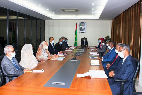 الوزير الأول يسلم الوزراء والمفوضين الجدد رسائل التكليف&nbsp;(…)