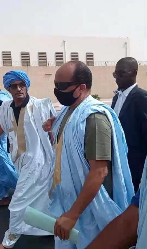 ولد عبد العزيز يذهب إلى إدارة الأمن للتوقيع مشيا على&nbsp;(…)