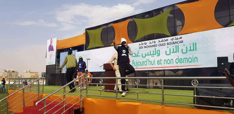 فرق من مغني الراب في موريتاني تغني قبل انطلاقة مهرجان&nbsp;(…)