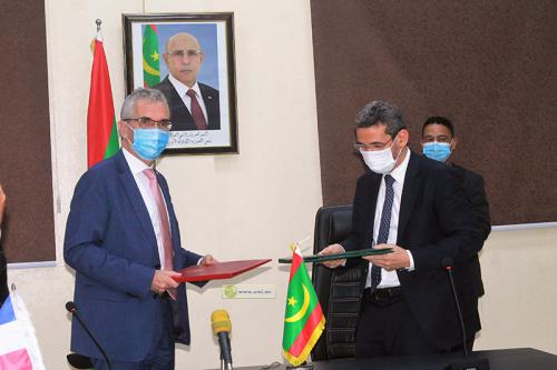 وزير المالية والسفير الفرنسي بنواكشوط يوقعان تمديد&nbsp;(…)