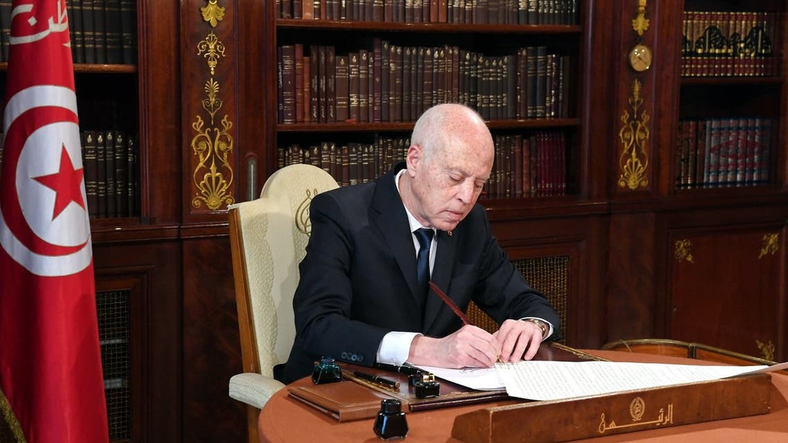 قبل قرارات مرتقبة.. رئيس تونس يجتمع بقيادات أمنية عليا