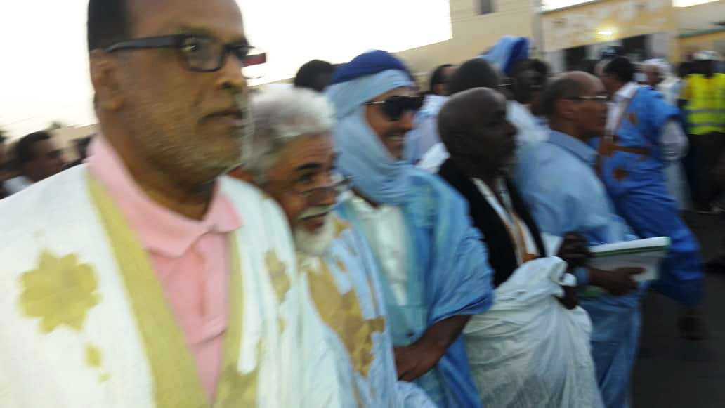 يحكم البلاد...