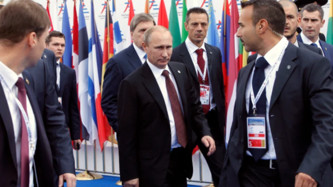 حراس بوتين يراقبون حتى أنفاسه(صورة وتفاصيل)