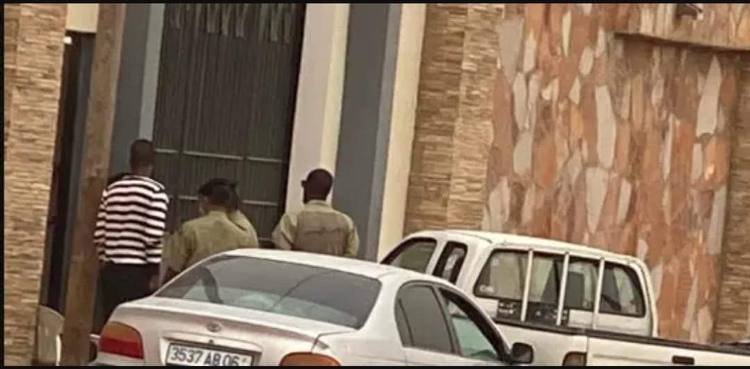 صورة: لحظة وصولهم أفراد من الشرطة لمنزل عزيز لتسليمه&nbsp;(…)
