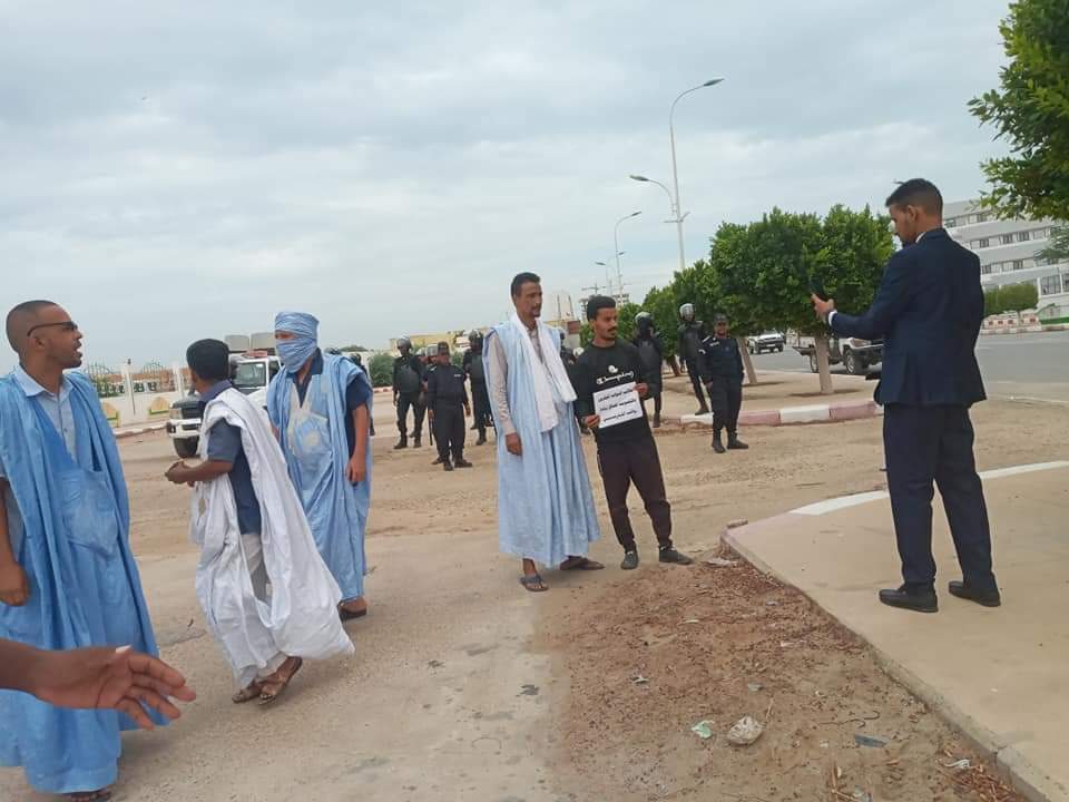 الشرطة تفرق وقفة للمعلمين أمام البرلمان(صور)