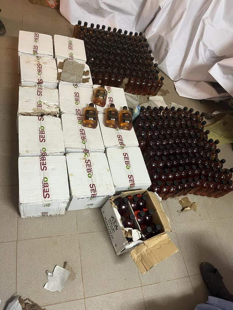 الشرطة: أوقفنا زورقا يقوده أجنبي به 30 كيسا من الخمور&nbsp;(…)