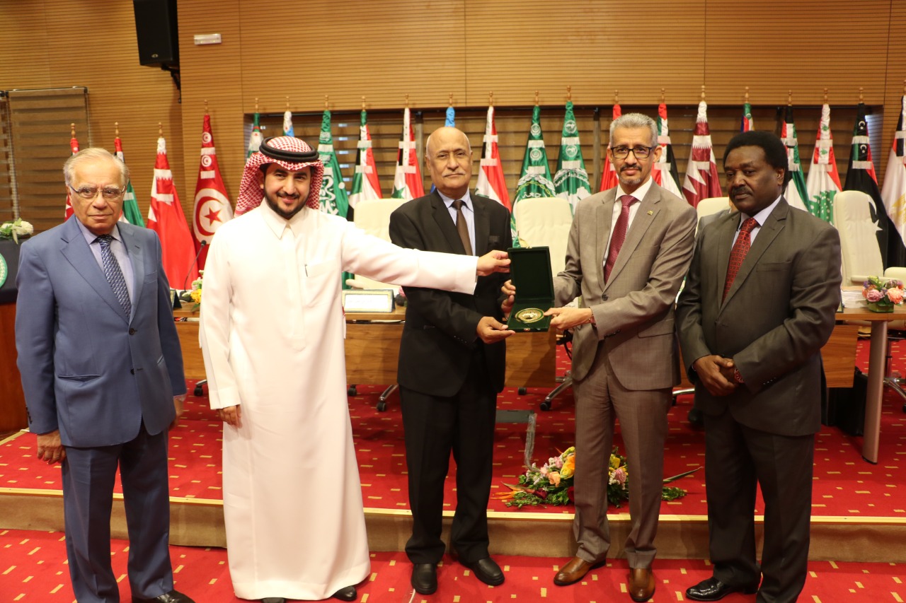 تكريم إسماعيل ولد شعيب في تونس