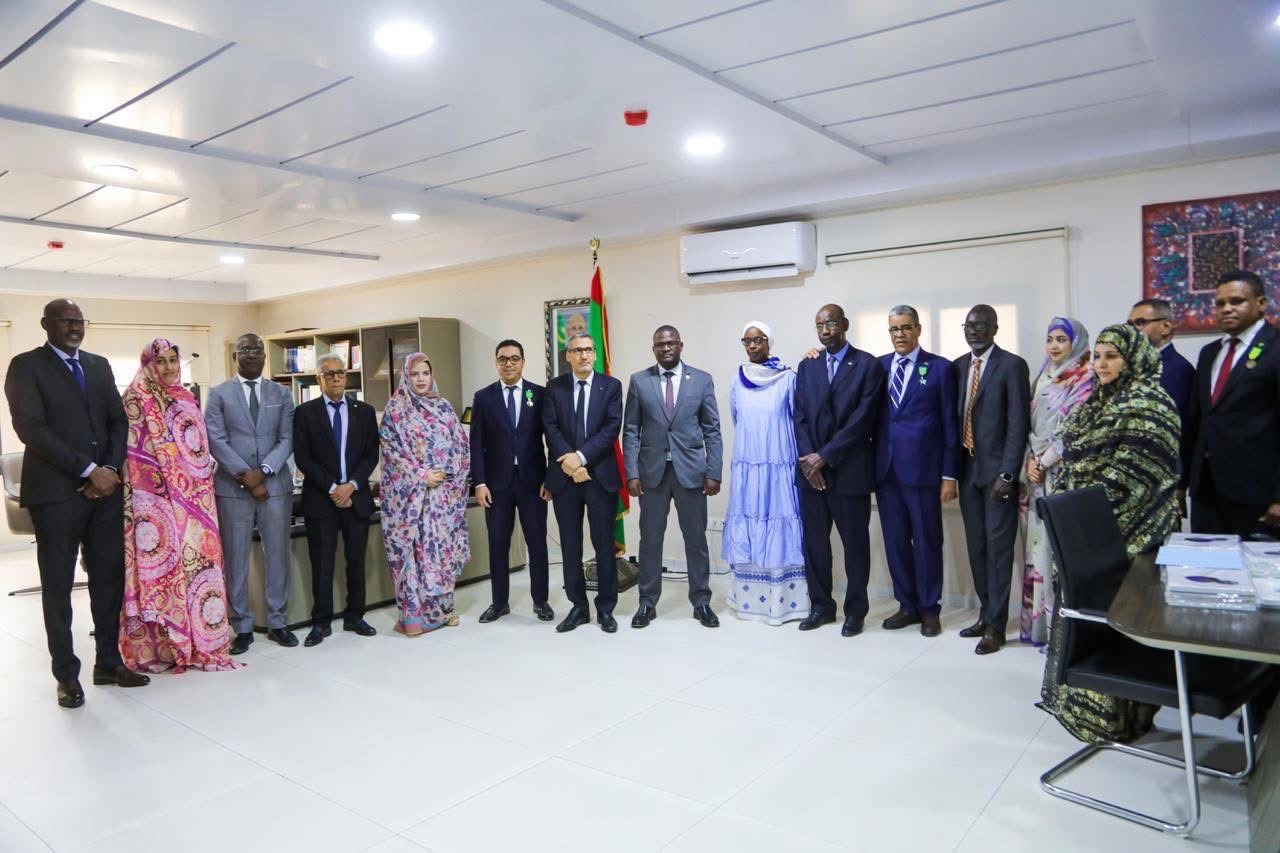 محافظ البنك المركزي الموريتاني يوشح عددا من موظفي البنك