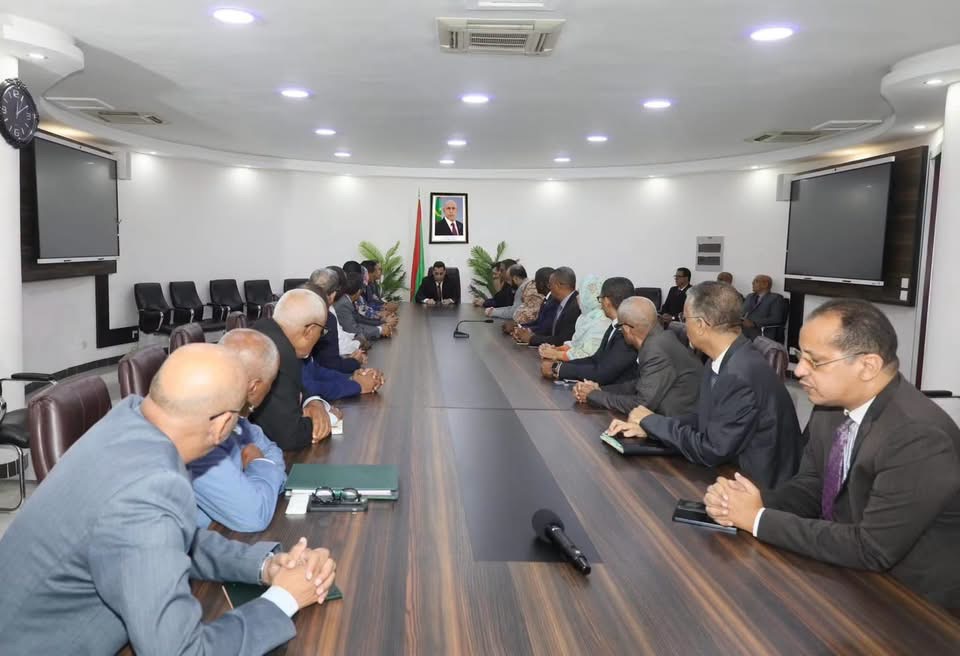 الوزير الأول يدعو ديوانه لمواصلة العمل بروح مهنية ووطنية