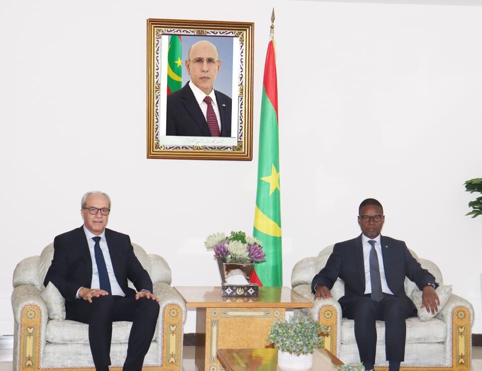 الوزير الأول يبحث مع وزير البريد والمواصلات الجزائري (...)