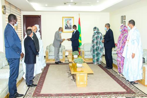 رئيس اللجنة الوطنية للمسابقات خلال تسليمه تقرير 2020&nbsp;(…)