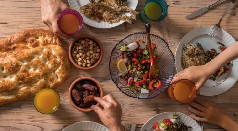 تجنب هذه الأطعمة على مائدة سحورك وإفطارك في رمضان..