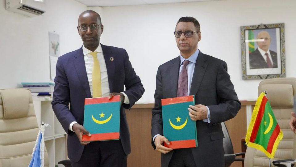 الوزير ولد محمد صالح يوقع مع الممثل المقيم لبرنامج الأمم&nbsp;(…)